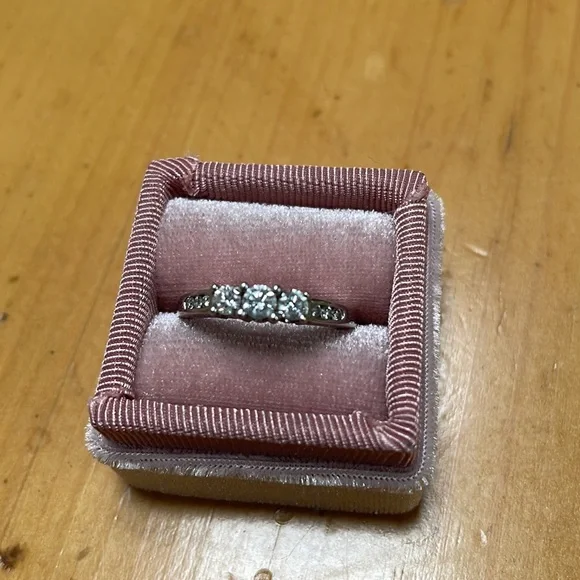 1/2 Carat Diamond ring 14k white gold - Picture 6 of 6